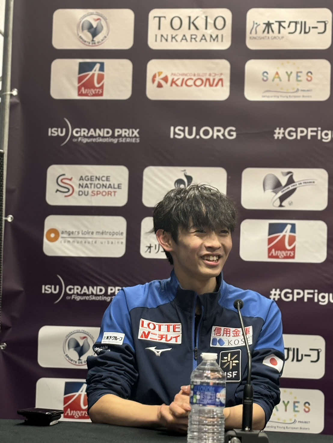 フィギュアスケートGPシリーズフランス杯　男子フリー会見で笑顔で写真に納まる島田（撮影・松本愛香）