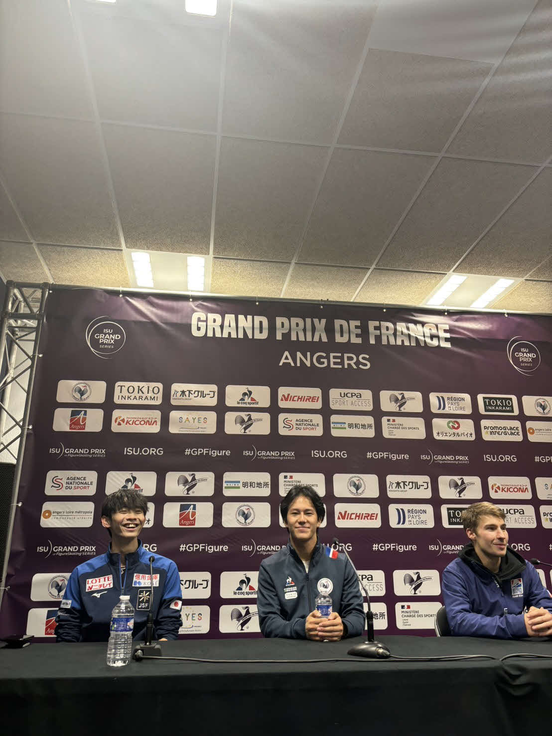 フィギュアスケートGPシリーズフランス杯　男子フリー会見で笑顔で写真に納まる（左から）島田、シャオイムファ、トルガシェフ（撮影・松本愛香）