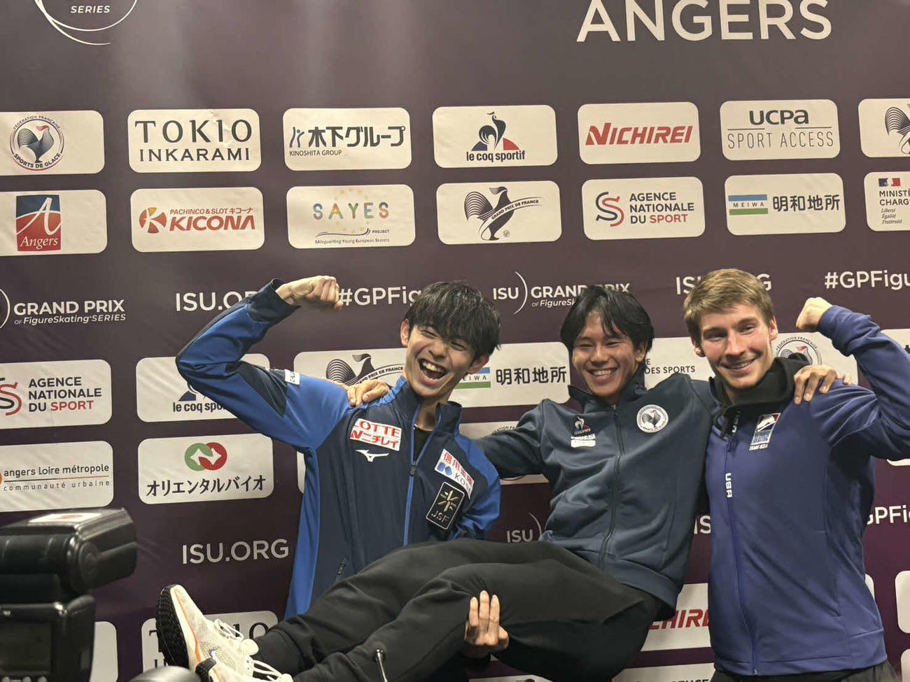 フィギュアスケートGPシリーズフランス杯　男子フリー会見で笑顔で写真に納まる（左から）島田、シャオイムファ、トルガシェフ（撮影・松本愛香）