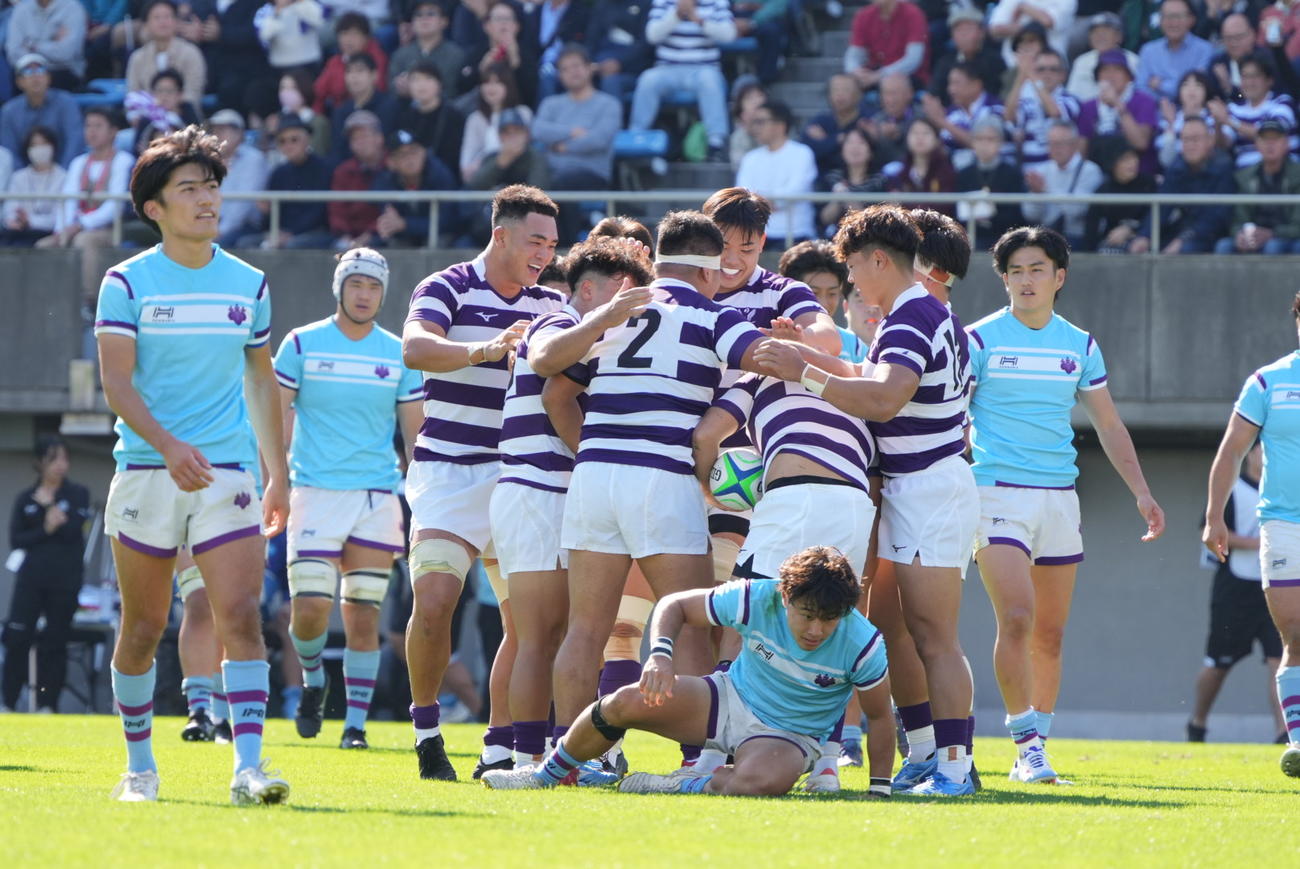 筑波大対明大　後半、明大WTB海老沢はゴール左にトライを奪いフィフティーンの祝福を受ける（撮影・小沢裕）