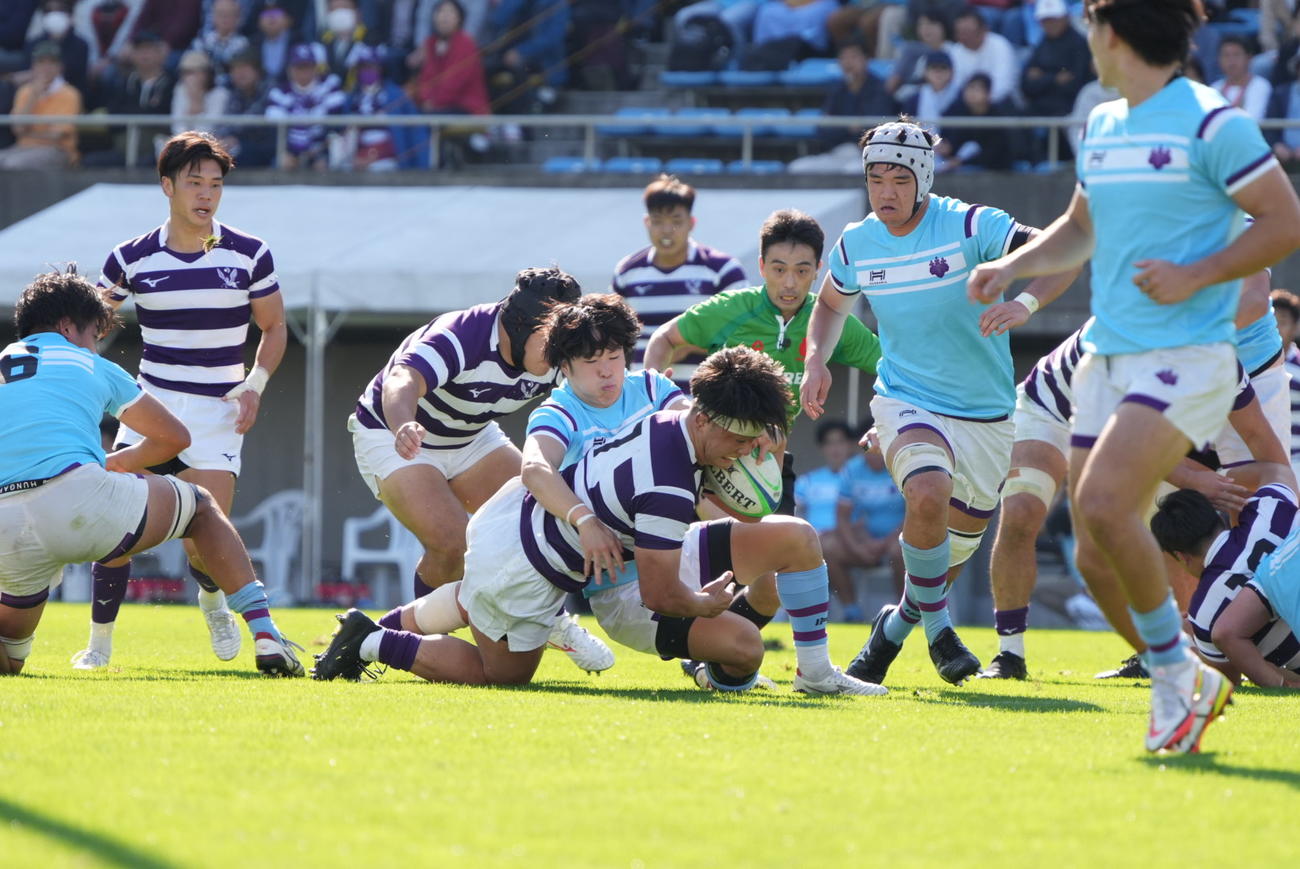 筑波大対明大　後半、明大FL福田（中央）はゴール左にトライを奪う（撮影・小沢裕）