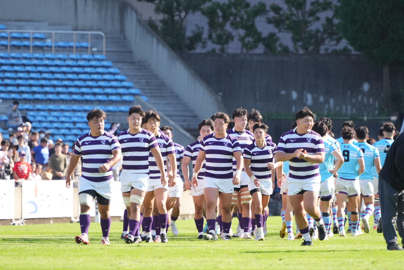 筑波大対明大　後半、完封勝ちを収めた明大フィフティーン（撮影・小沢裕）