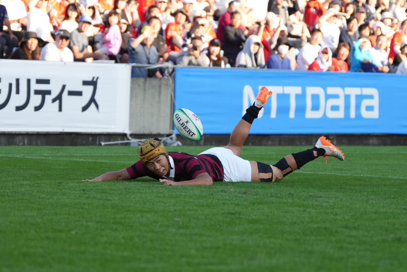関東大学ラグビー対抗戦Aグループ第8節　帝京大対早大　後半、早大WTB田中（中央）はゴール右にこの日5つ目のトライを奪う＝2024年11月3日