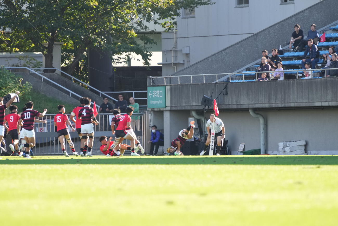 帝京大対早大　前半、早大WTB田中（右）はゴール右にこの日3つ目のトライを奪う（撮影・小沢裕）