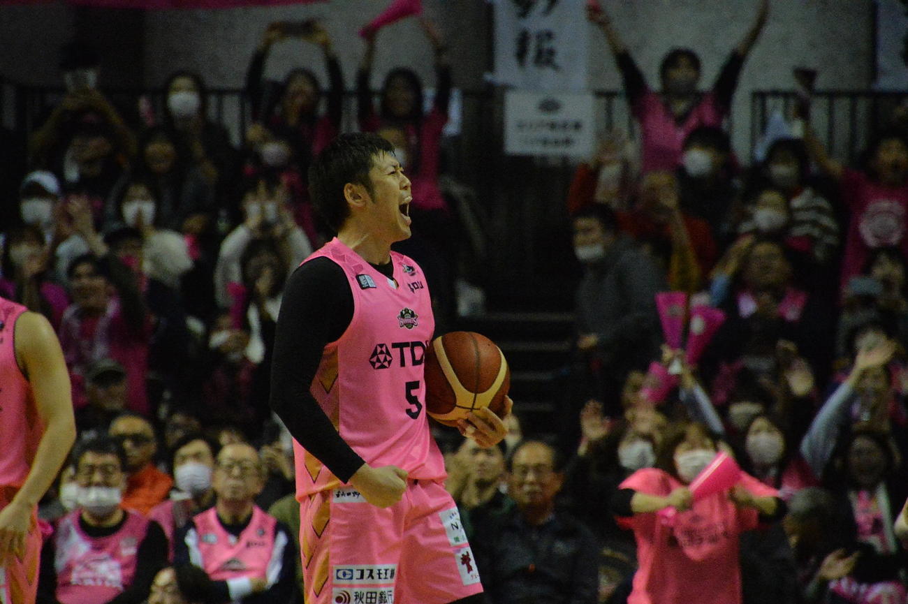 秋田対千葉J　千葉Jに勝利し、ブースターに向け雄たけびをあげるB1秋田・田口（中央）（撮影・浜本神威）