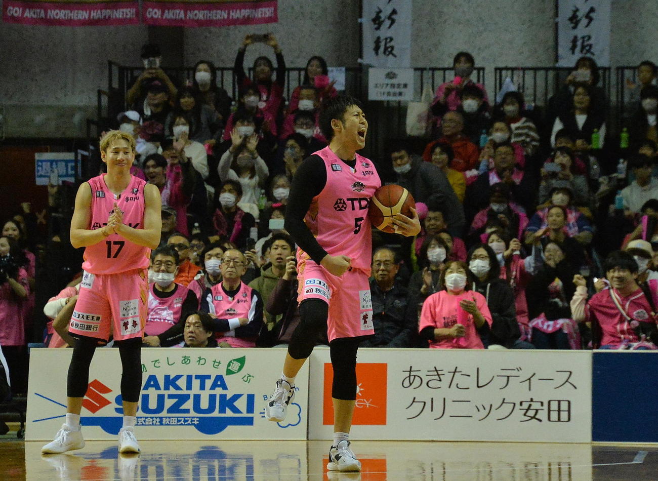 秋田対千葉J　千葉Jに勝利し、ブースターに向け雄たけびをあげるB1秋田・田口（中央）、左は中山（撮影・浜本神威）