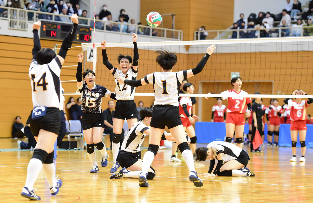 長岡商対新発田商　試合に勝利し、感情を爆発させる長岡商の選手たち