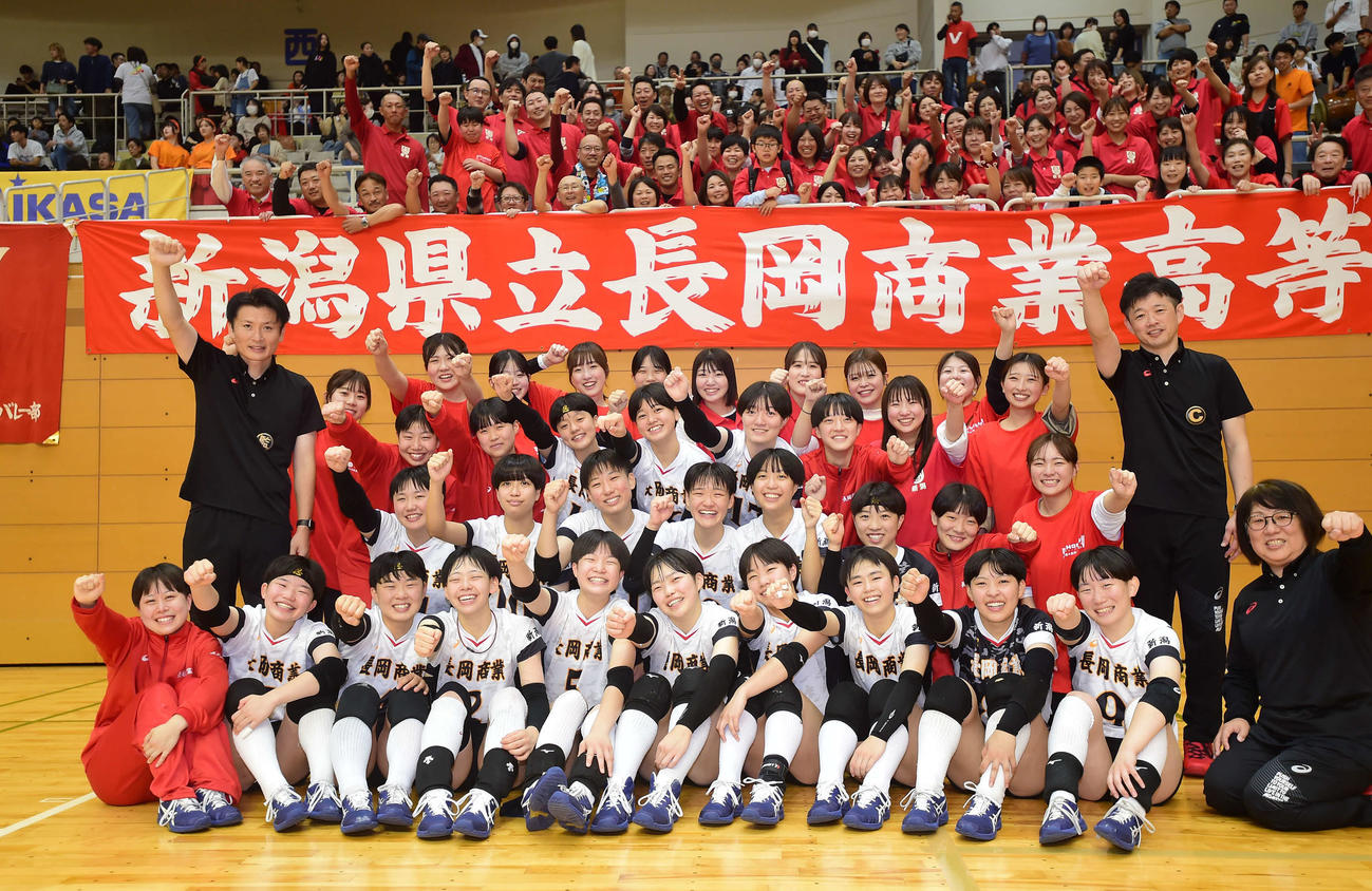 長岡商対新発田商　優勝し、写真に納まる長岡商の選手ら