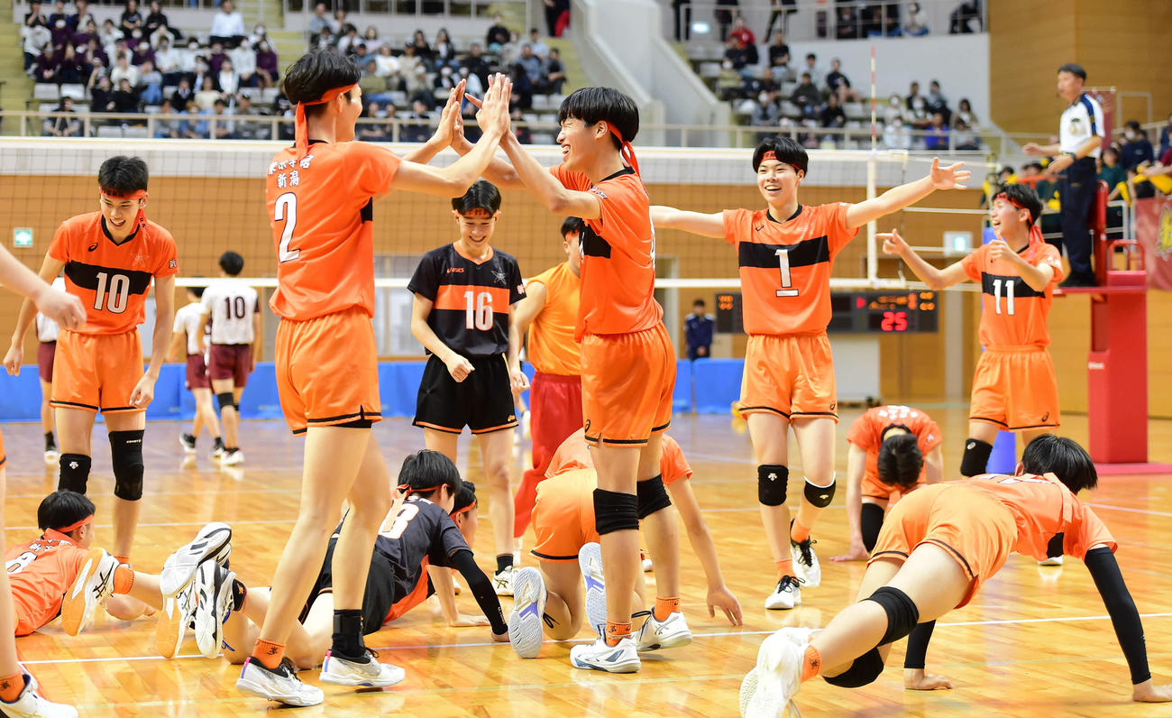 東京学館新潟対関根学園　試合に勝利し、喜びを分かち合う東京学館新潟の選手たち