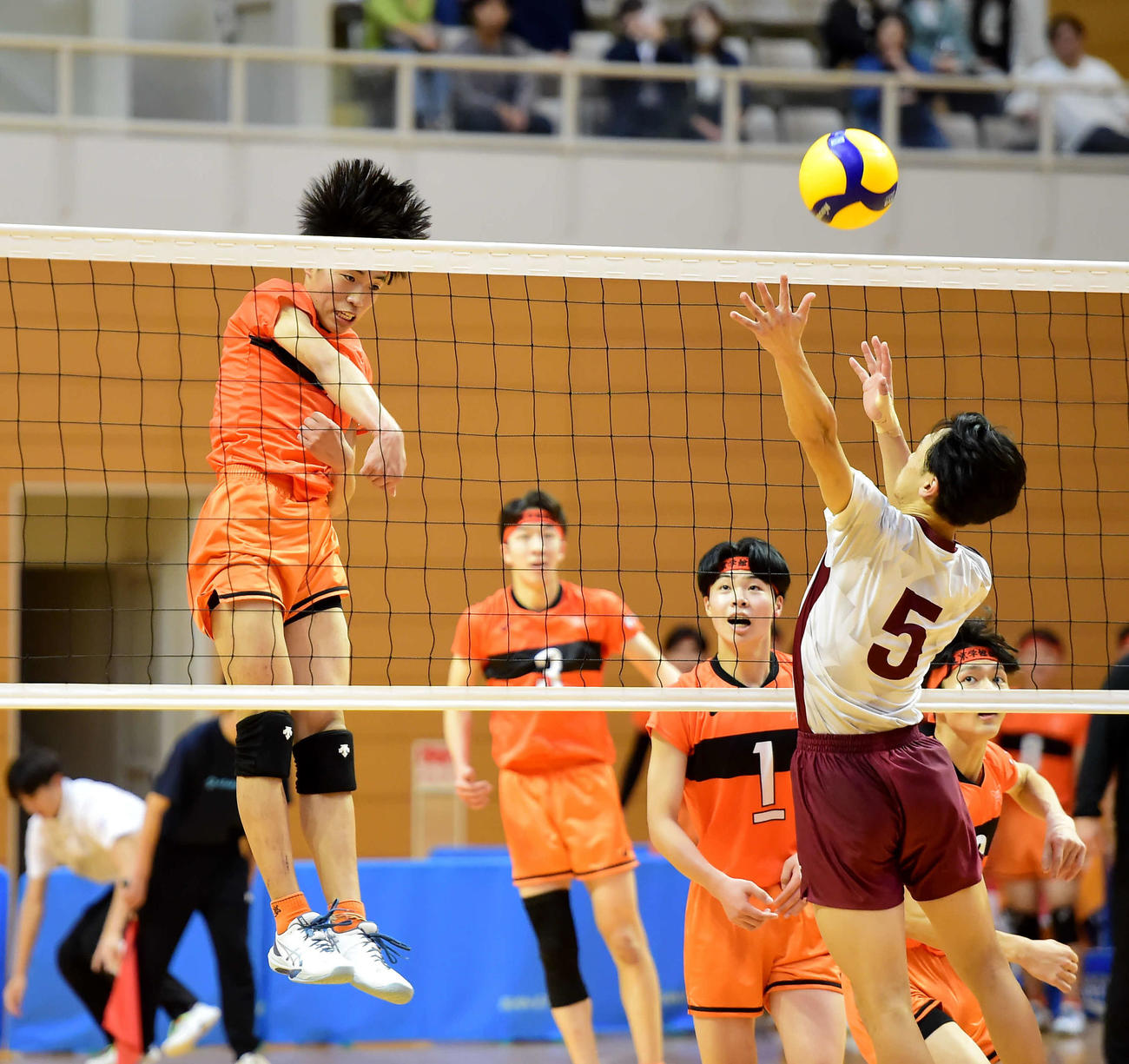 東京学館新潟対関根学園　第3S、スパイクを放つ東京学館新潟・坪谷（左）。右下は相田