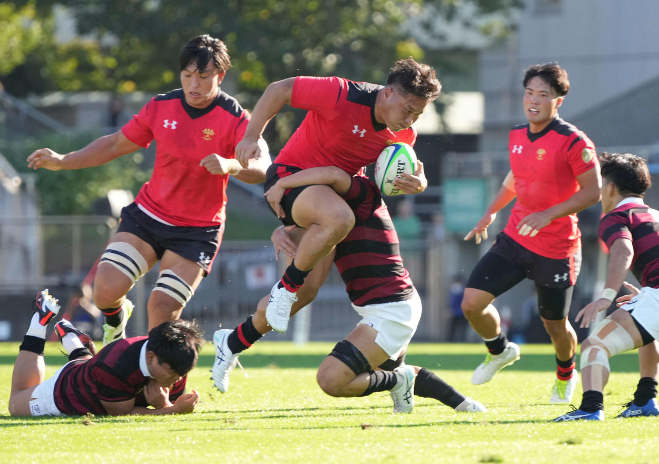 帝京大対早大　前半、タックルを受けながら突進する帝京大PR平井（中央）（撮影・小沢裕）