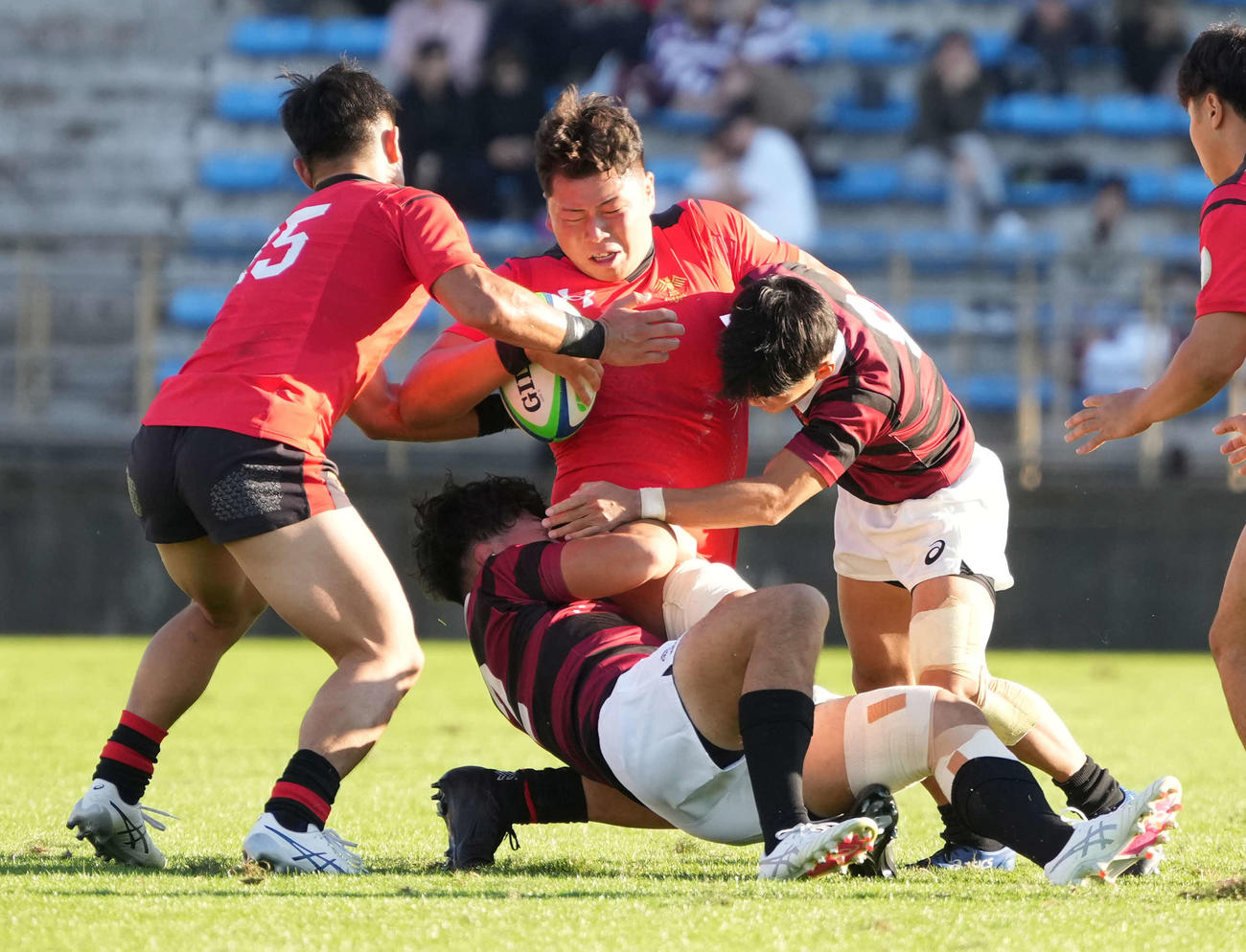 帝京大対早大　後半、早大ディフェンス陣に突進を阻まれる帝京大FL青木（撮影・小沢裕）