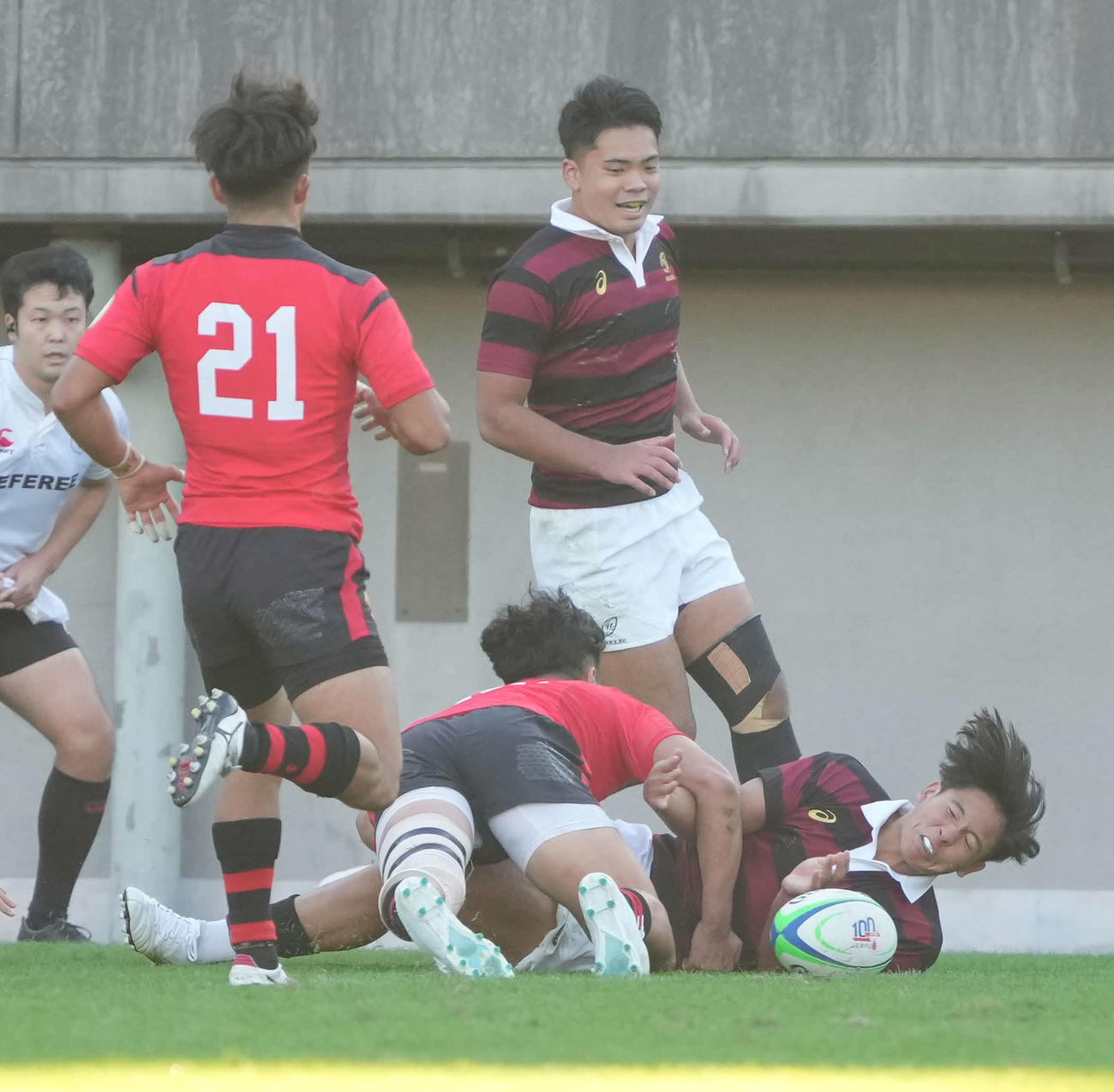 帝京大対早大　後半、早大SO服部（右）はゴール左にトライを奪う（撮影・小沢裕）