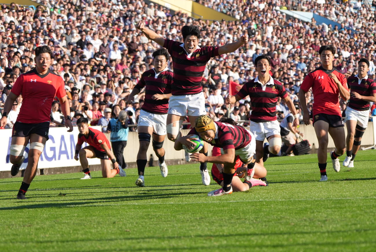 帝京大対早大　後半、早大WTB田中（中央下）はゴール右にこの日4つ目のトライを奪う（撮影・小沢裕）