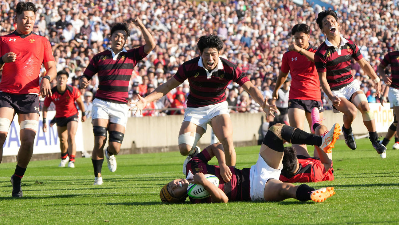 帝京大対早大　後半、早大WTB田中（中央下）はゴール右にこの日4つ目のトライを奪う（撮影・小沢裕）