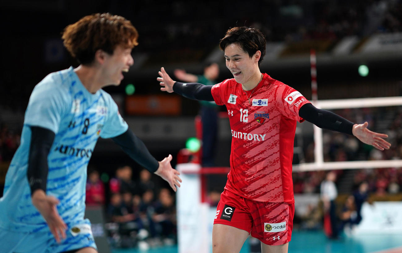 サントリー対東京　第3セット、得点を奪い笑顔をみせるサントリー高橋藍（撮影・横山健太）