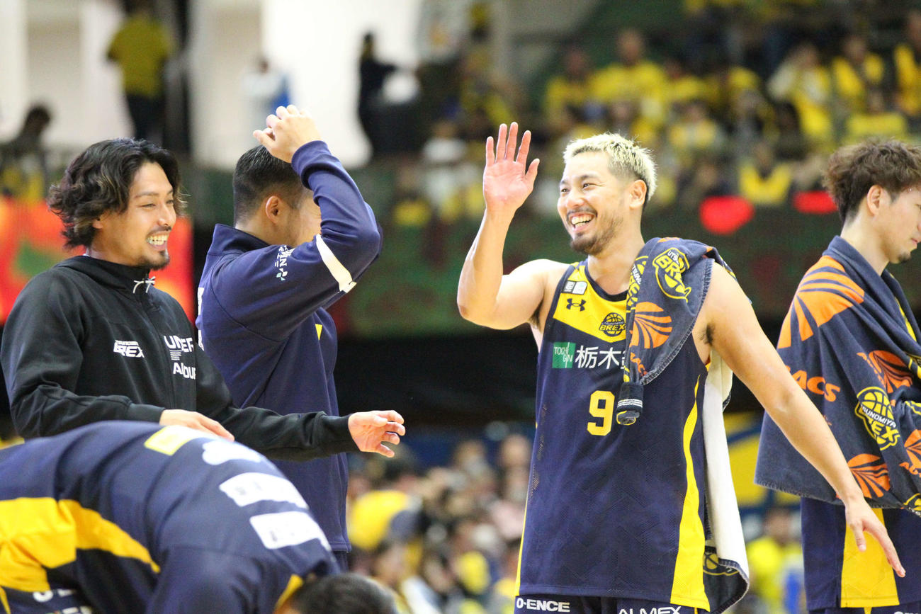 宇都宮対島根　第4Qに勝負を決める3点シュートを決めた宇都宮の遠藤祐亮（右）は試合後にこの笑顔（撮影・沢田啓太郎）