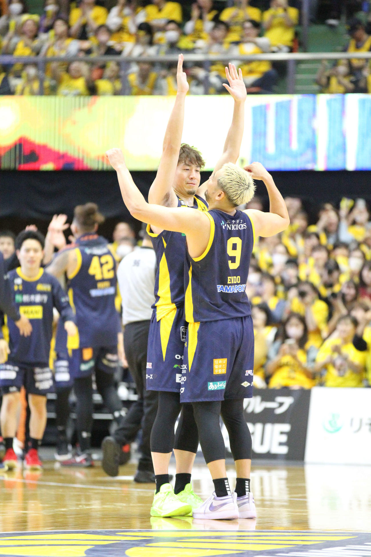 宇都宮対島根　接戦を制して万歳をする宇都宮の比江島慎（左）と遠藤祐亮（撮影・沢田啓太郎）