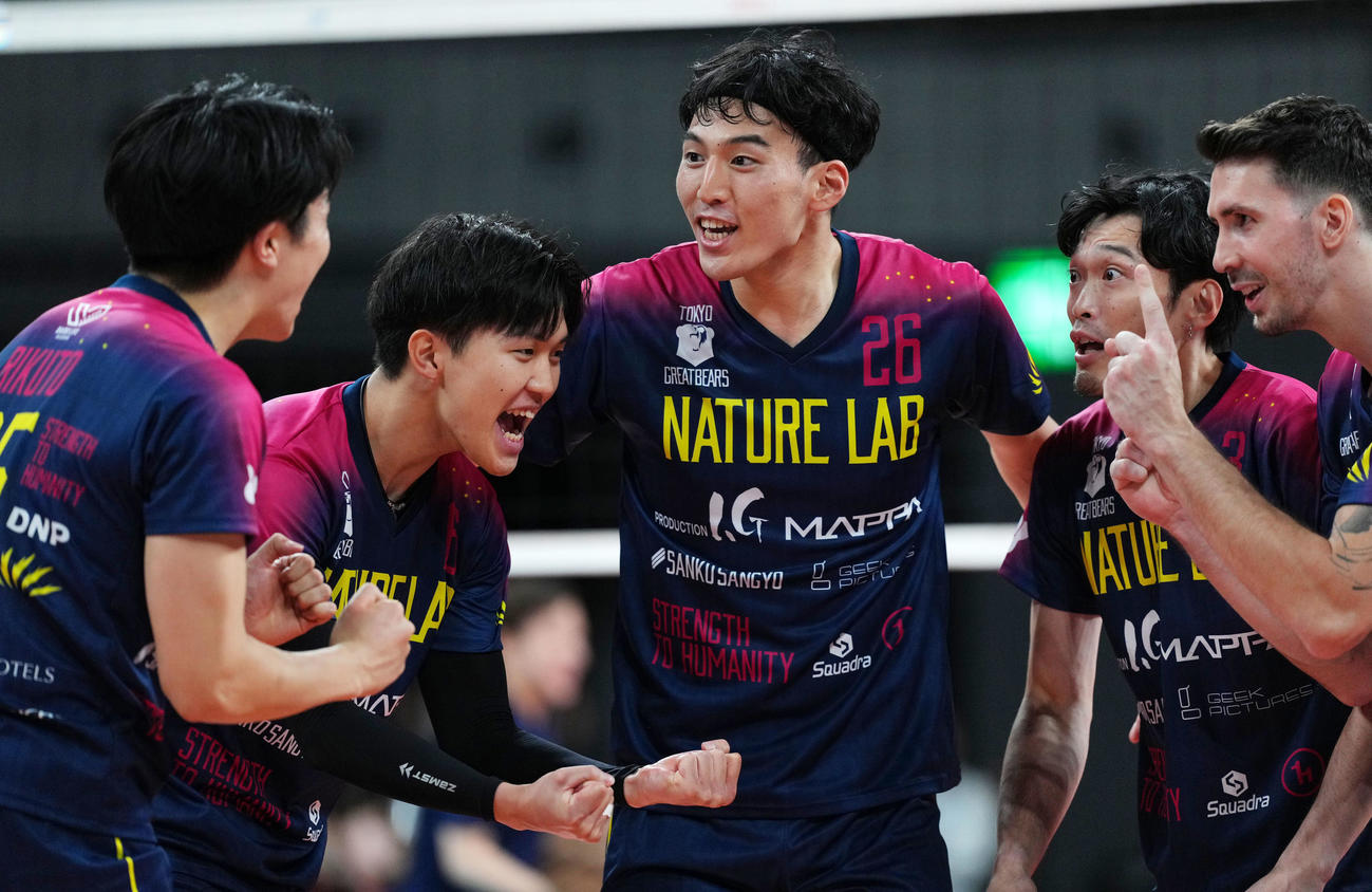 サントリー対東京　第5セット、得点を奪い歓喜する東京の選手たち（撮影・横山健太）