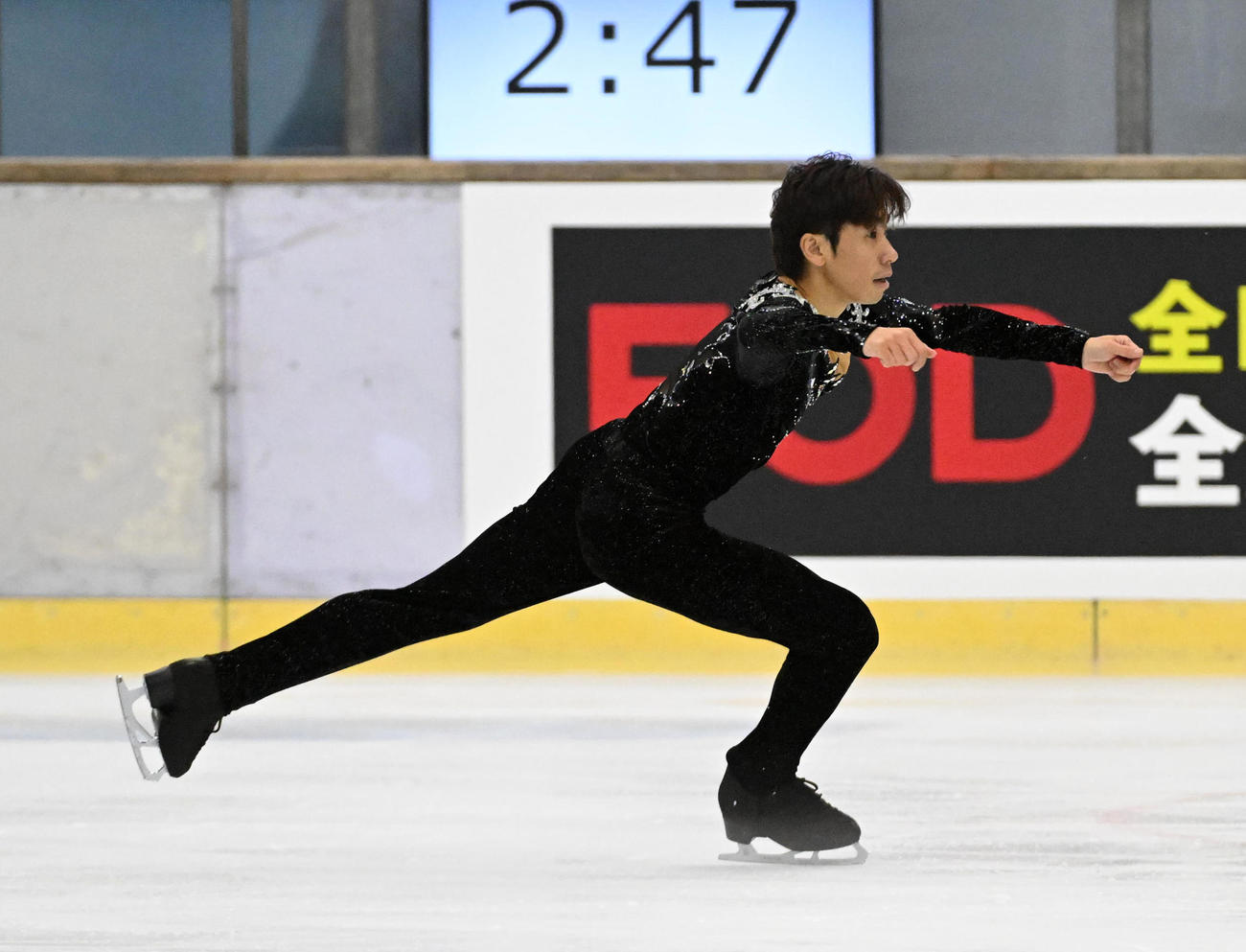 西日本フィギュアスケート選手権男子フリーで演技を行う織田信成（撮影・前岡正明）
