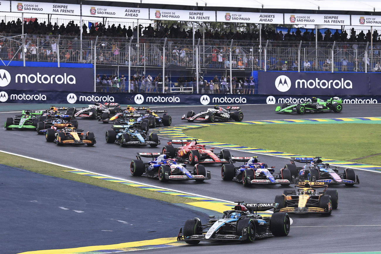 ブラジルＧＰで７位に入賞した角田裕毅（３列目中央）（２０２４年10月10日、ＡＰ）
