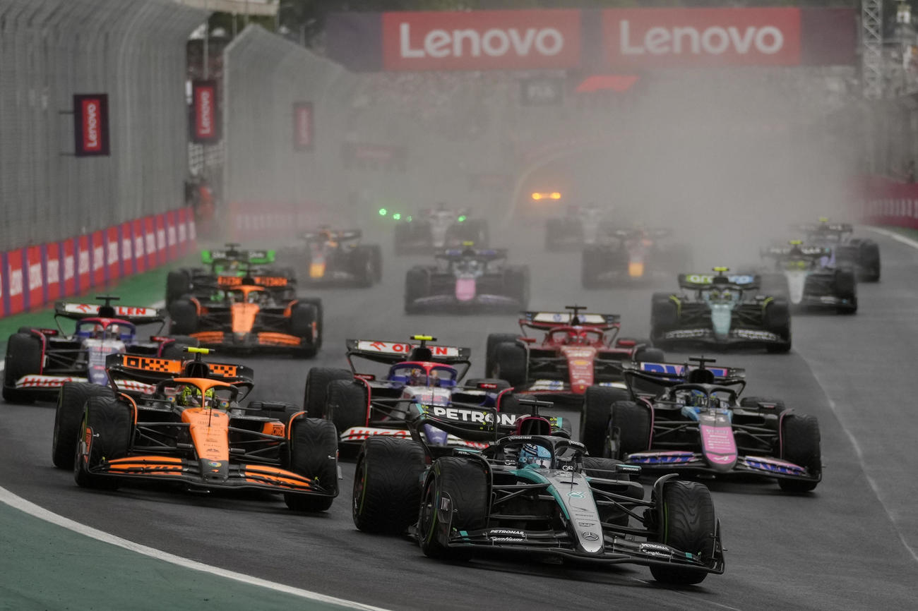 ブラジルＧＰで７位に入賞した角田裕毅（３列目中央、２０２４年10月10日、ＡＰ）