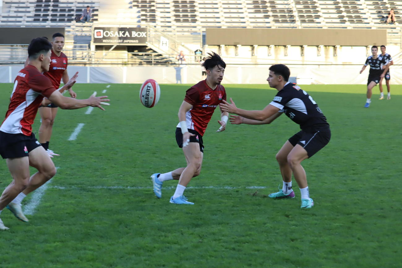 フランス入り後、1日の練習でパスを出す日本代表SH小山大輝（中央）（C）JRFU