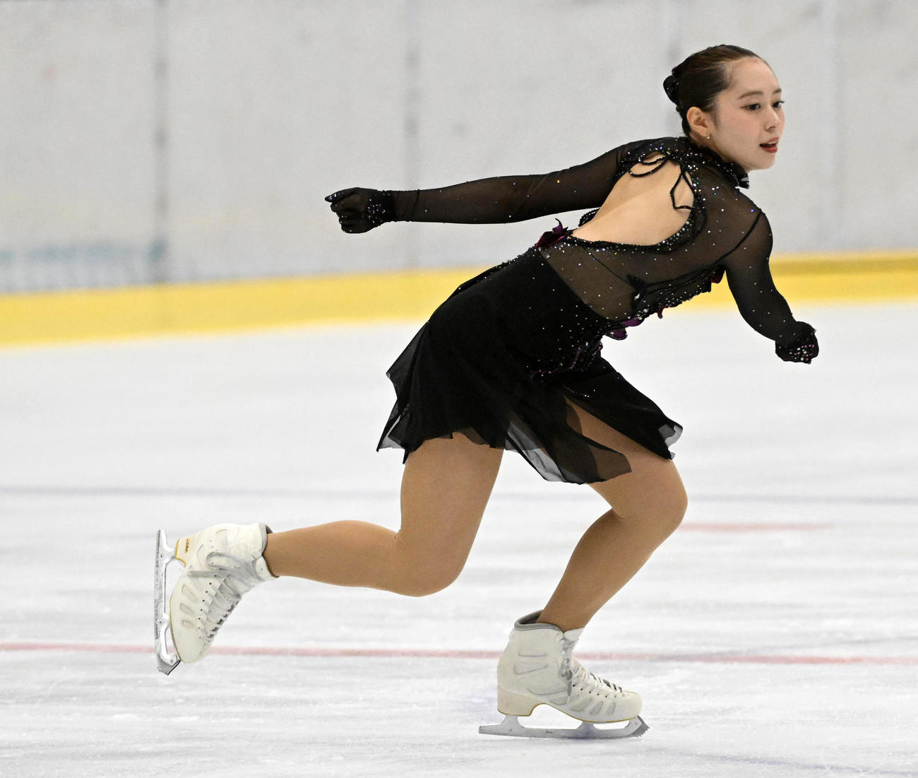 西日本フィギュアスケート選手権女子フリーで演技を行う三宅咲綺（撮影・前岡正明）