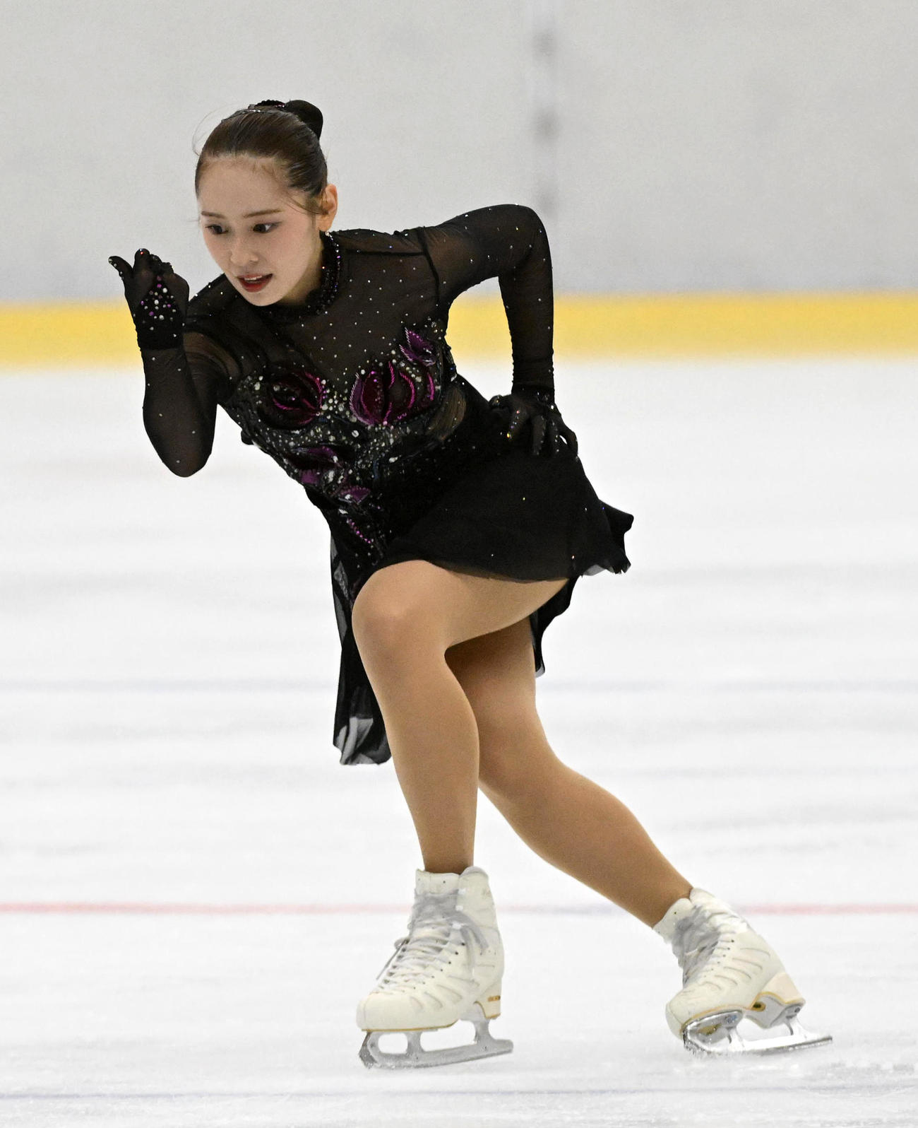 西日本フィギュアスケート選手権女子フリーで演技を行う三宅咲綺（撮影・前岡正明）