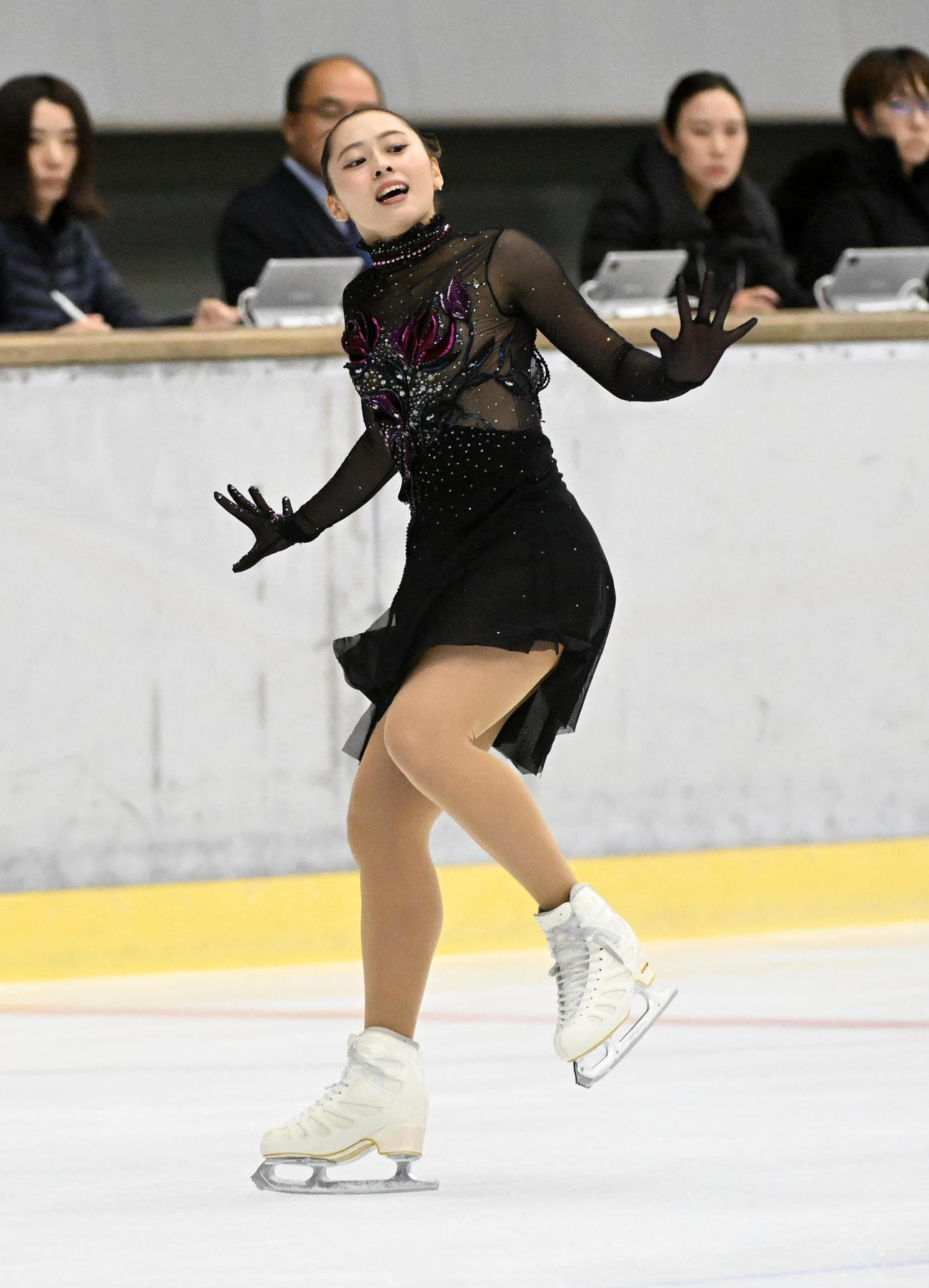西日本フィギュアスケート選手権女子フリーで演技を行う三宅咲綺（撮影・前岡正明）