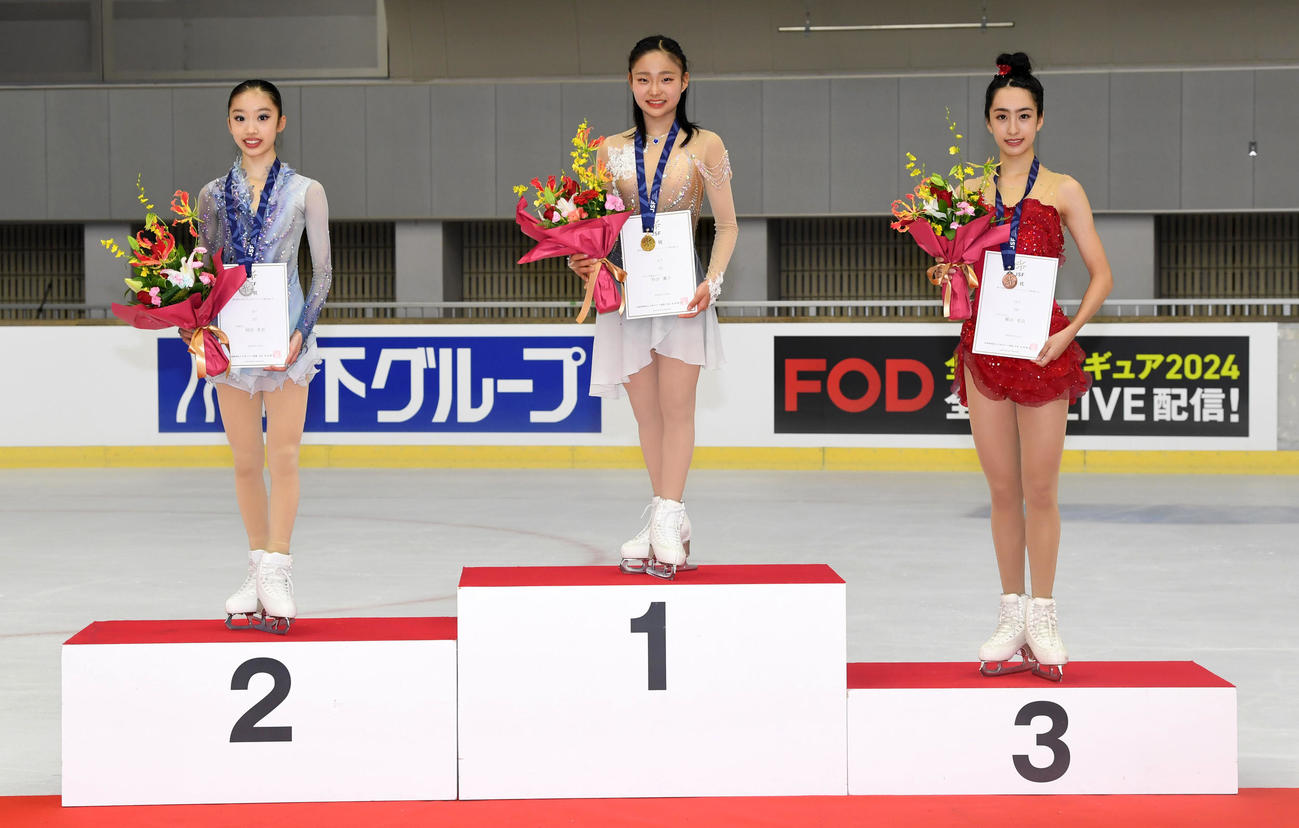 ジュニア女子フリーの表彰式で笑顔を見せる、左から2位岡田芽依、1位和田薫子、3位櫛田育良（撮影・前岡正明）
