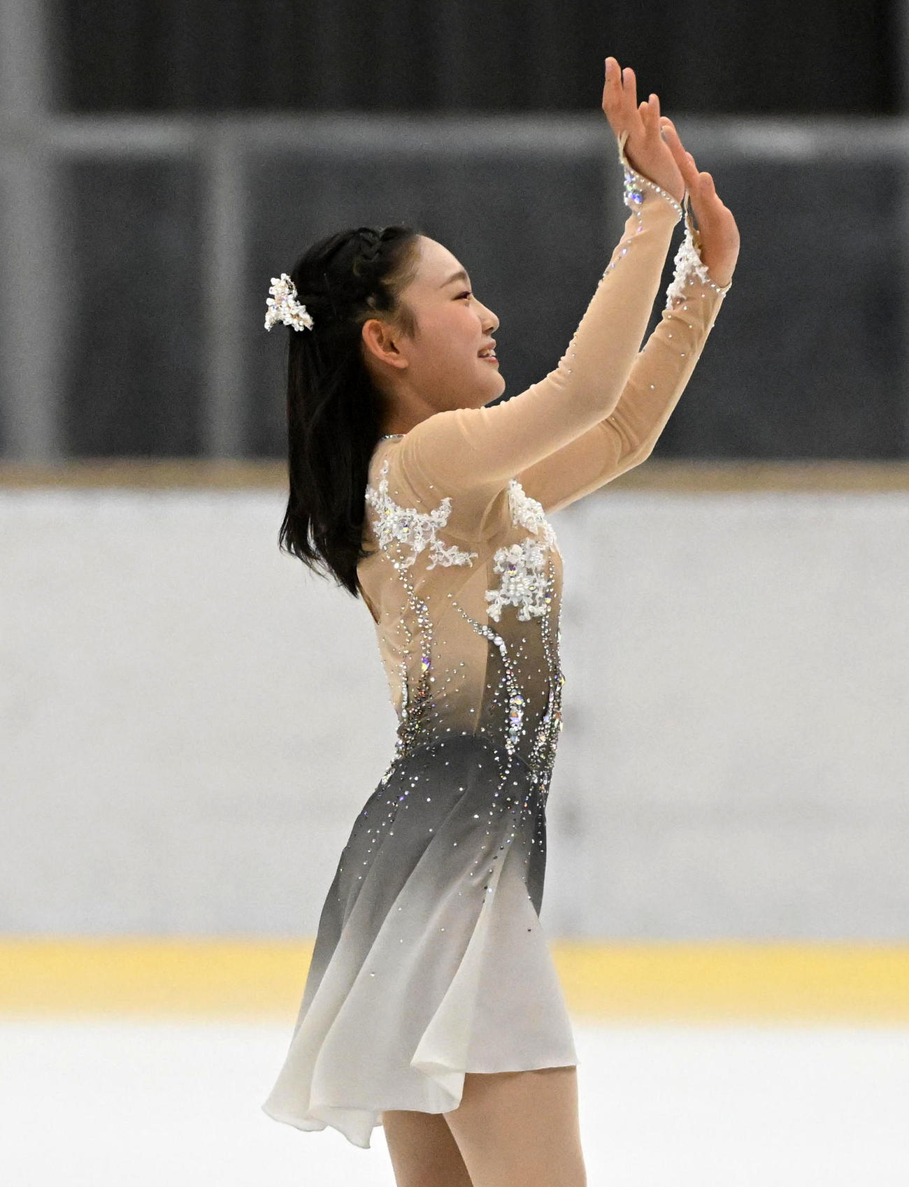 ジュニア女子フリーで演技をを終え観客の声援に応える和田薫子（撮影・前岡正明）
