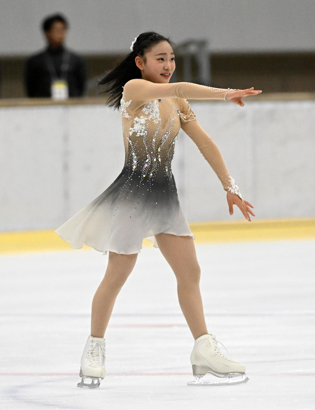 ジュニア女子フリーで演技をを終え観客の声援に応える和田薫子（撮影・前岡正明）