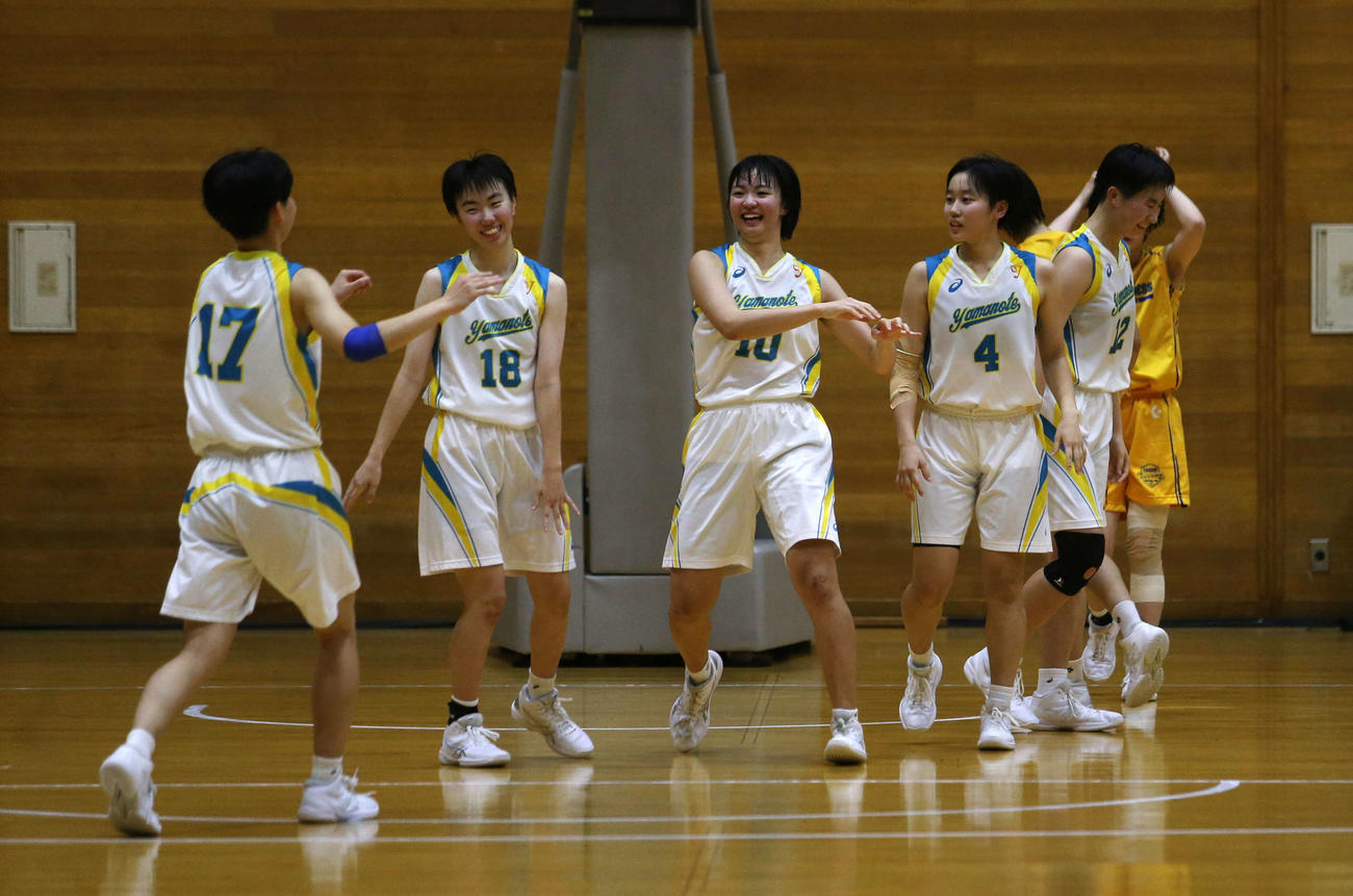 札幌山の手対札幌東商　試合終了直前に得点を加えて喜ぶ札幌山の手のメンバー（撮影・中島洋尚）