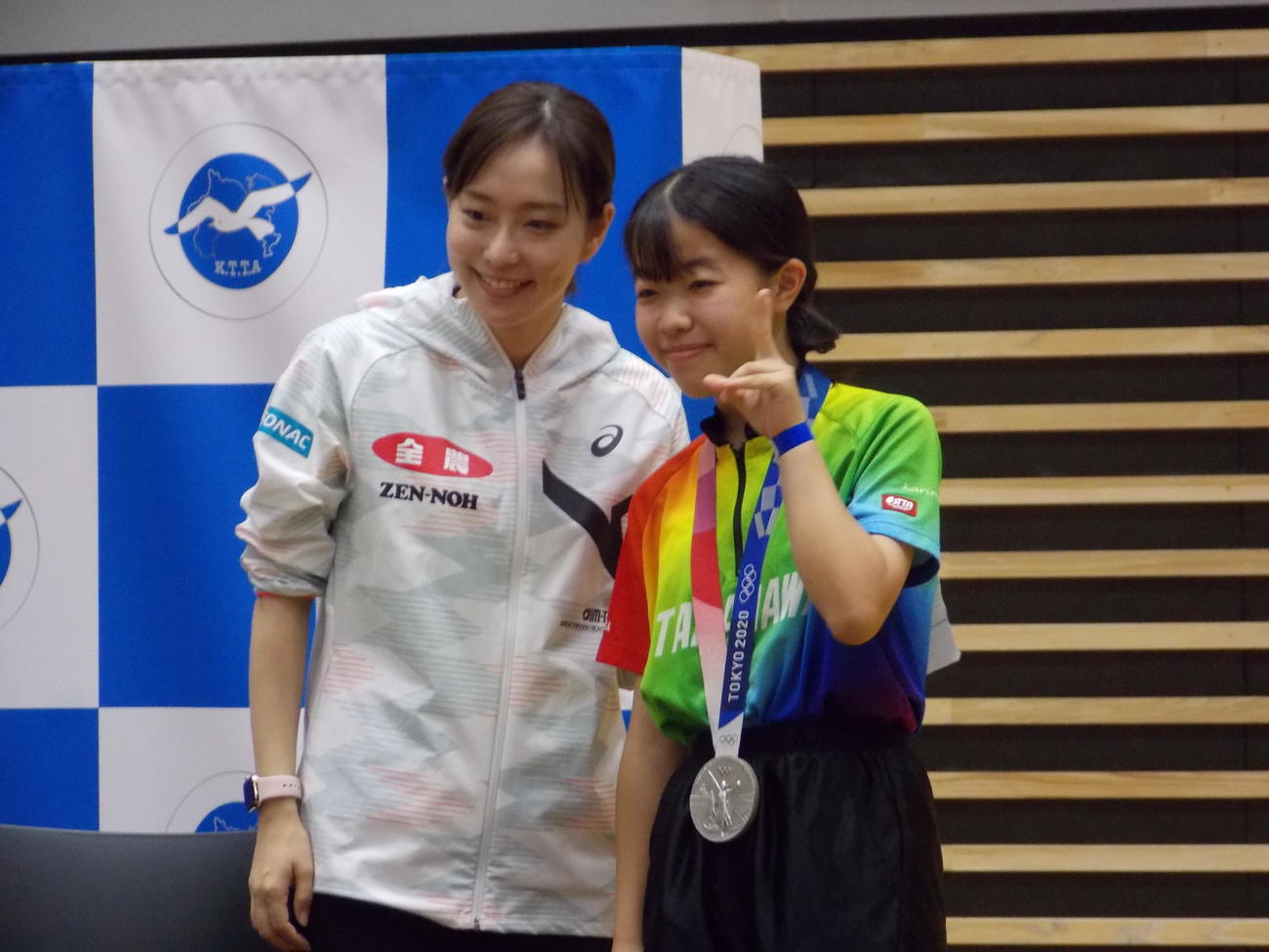 神奈川で行われた47都道府県サンクスツアーで東京五輪の銀メダルをかけた子どもと笑顔を見せる石川佳純さん（左）（撮影・松本航）