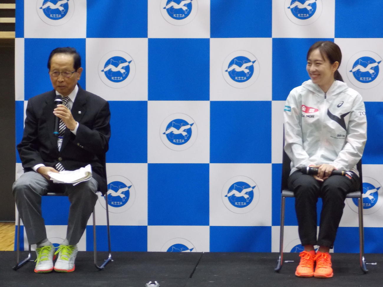 神奈川で行われた47都道府県サンクスツアーでトークショーに参加した石川佳純さん（右）と神奈川県卓球協会の近藤欽司会長（撮影・松本航）