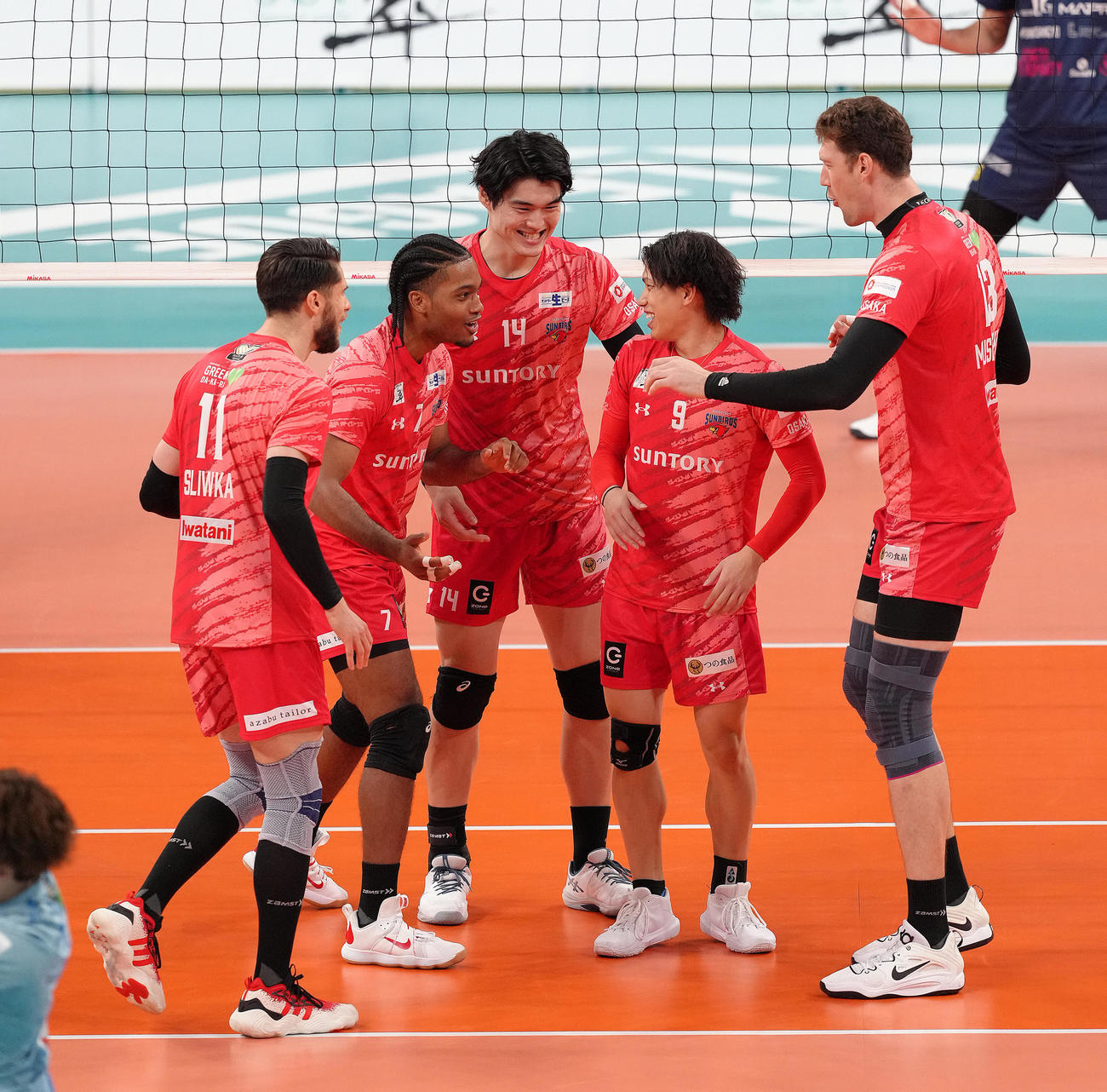 サントリー対東京GB　第1セット、ポイントを奪い喜ぶサントリーの選手たち（撮影・足立雅史）