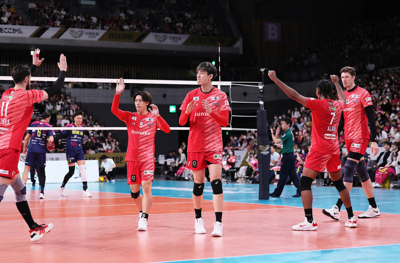 サントリー対東京GB　ストレートで東京GBを破り、喜ぶサントリー小野寺（中央）ら（撮影・足立雅史）