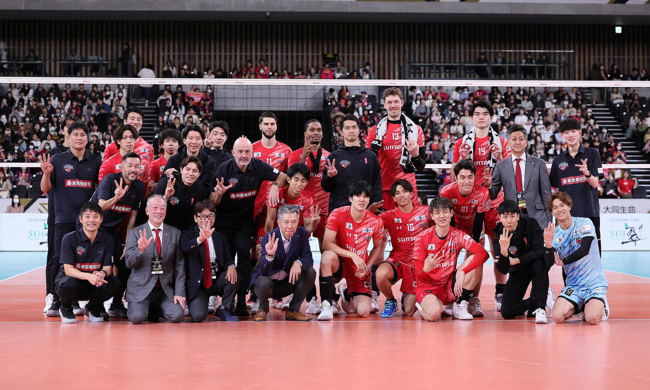 サントリー対東京GB　ストレートで東京GBを破り、記念撮影に笑顔を見せるサントリーの選手ら（撮影・足立雅史）