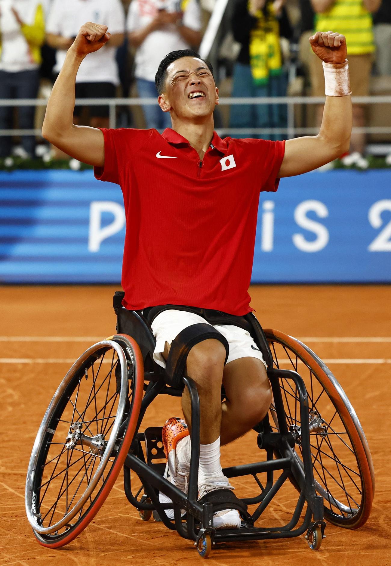 男子シングルス決勝　ヒューエットを破って優勝し、ガッツポーズする小田凱人（ロイター）