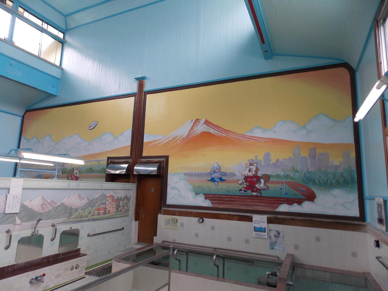 東京・江戸川区の第二寿湯に施された東京ベイとのコラボ銭湯背景画（撮影・松本航）