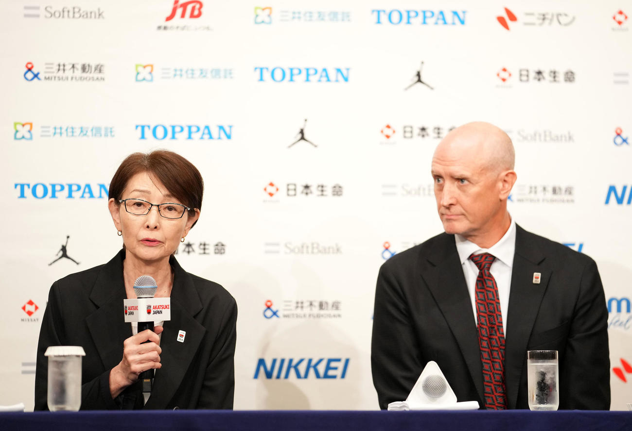 契約継続会見で思いを語る三屋会長。右はトム・ホーバスヘッドコーチ（撮影・横山健太）