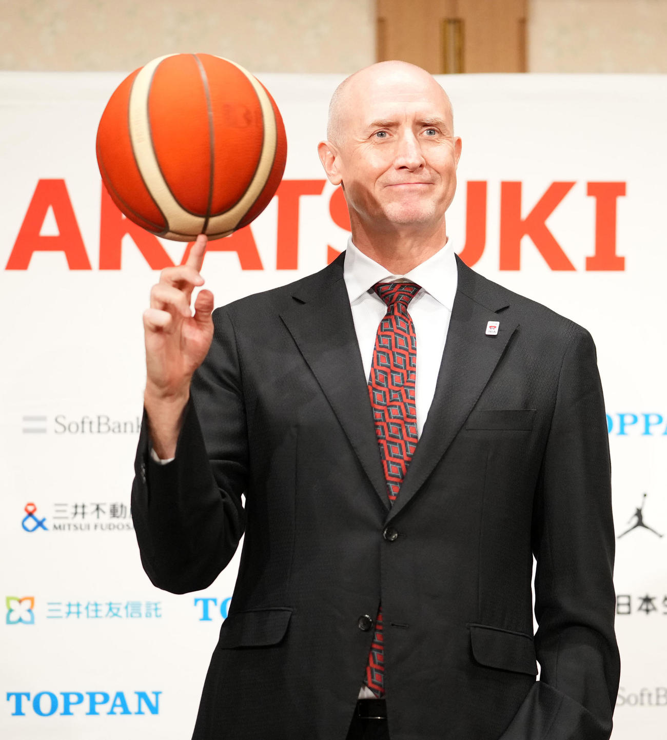 指先でボールを回転させるトム・ホーバスヘッドコーチ（撮影・横山健太）