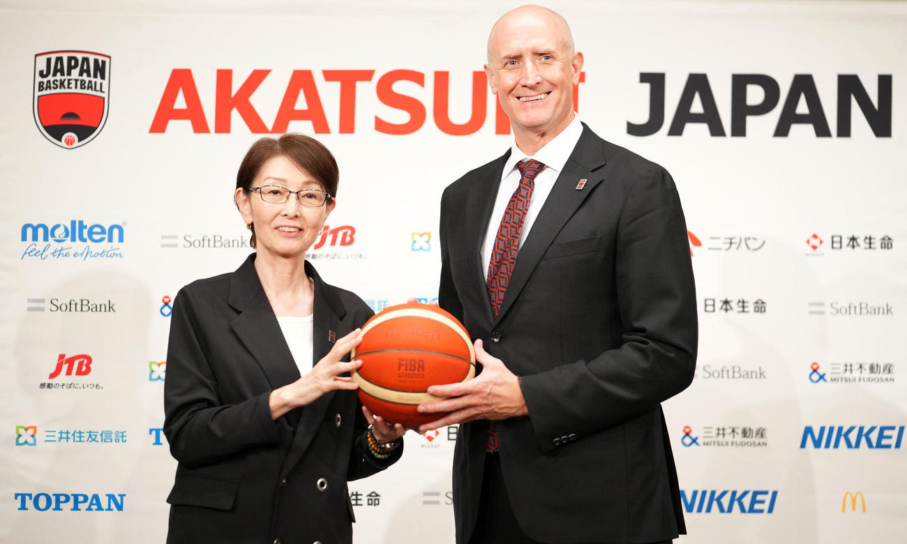 ボールを手に笑顔をみせるトム・ホーバスヘッドコーチ（左）と三屋会長（撮影・横山健太）