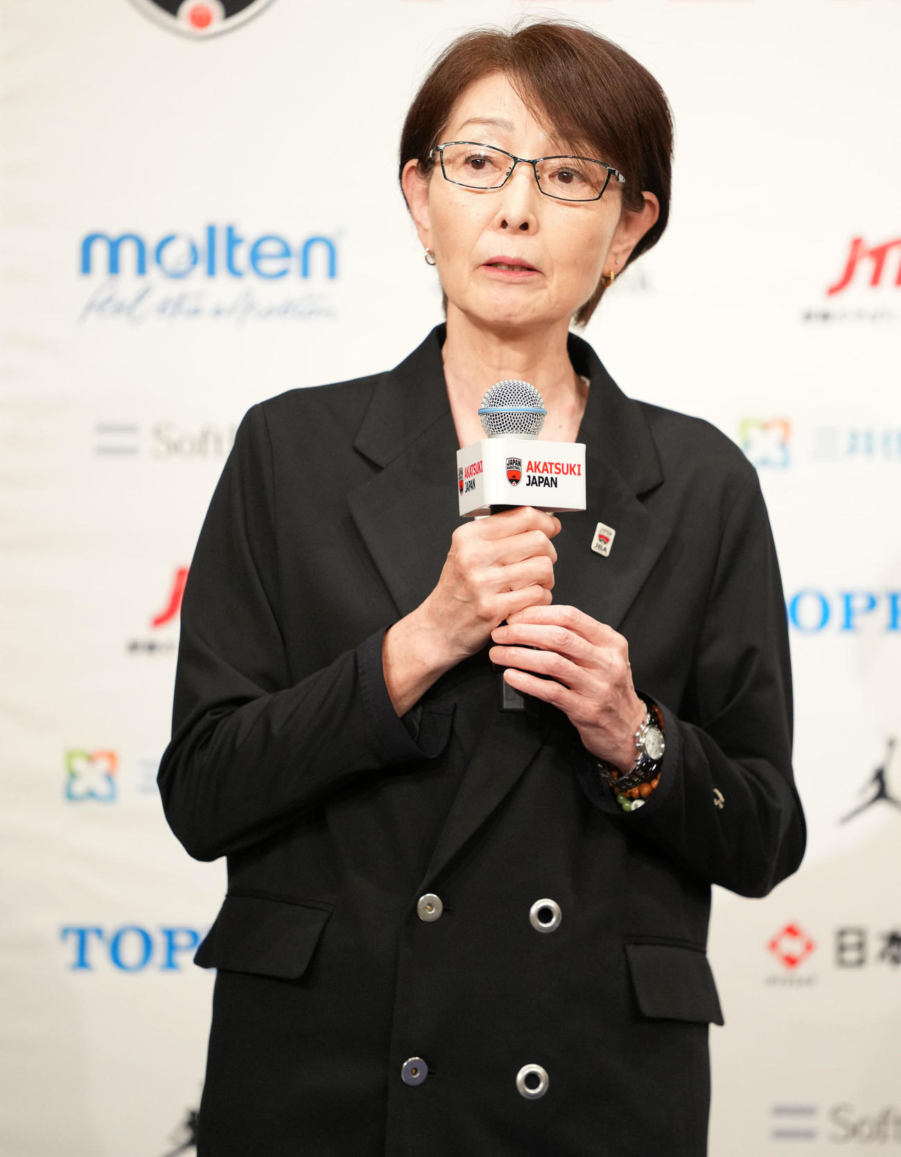 契約継続会見で思いを語る三屋会長（撮影・横山健太）