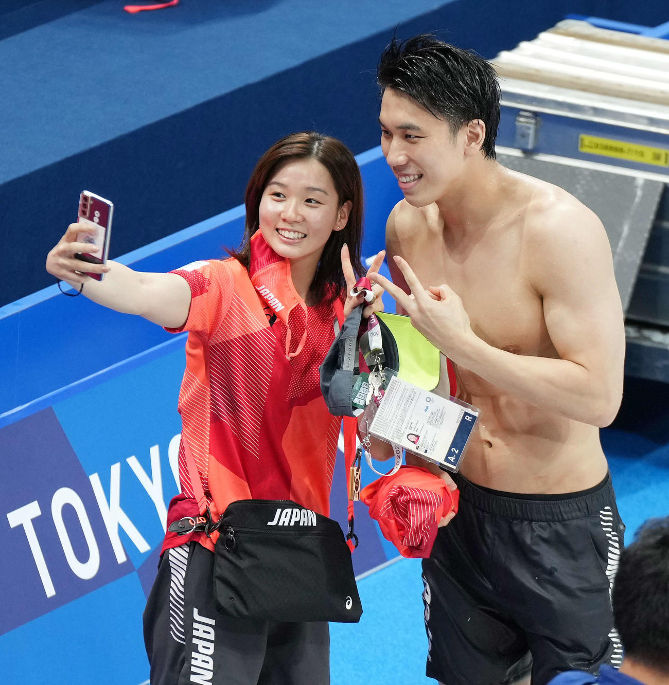 21年東京五輪で競泳の全日程を終え、記念撮影する寺村美穂さん（左）と松元克央