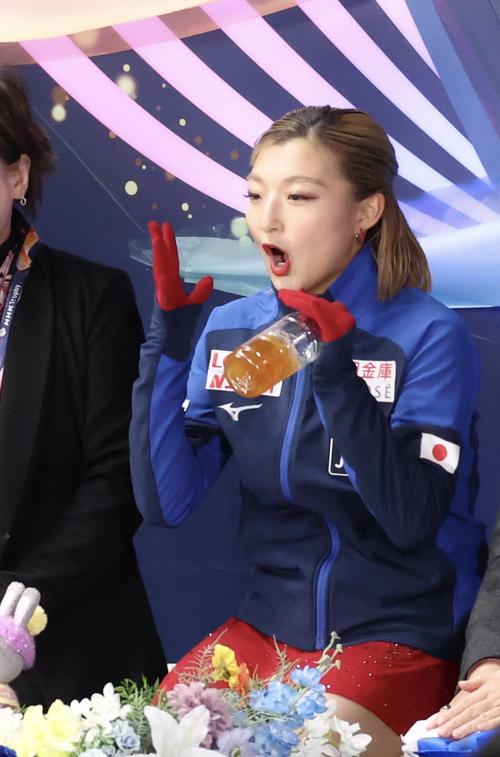 女子SP 演技後、得点がアナウンスされ、驚いた表情を見せる坂本(撮影・河田真司)