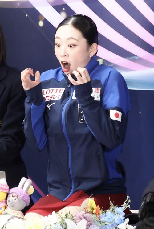 女子SP 演技後、得点がアナウンスされ、驚いた表情を見せる青木(撮影・河田真司)