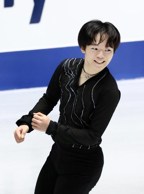 演技を終え笑顔を見せる鍵山(撮影・河田真司)