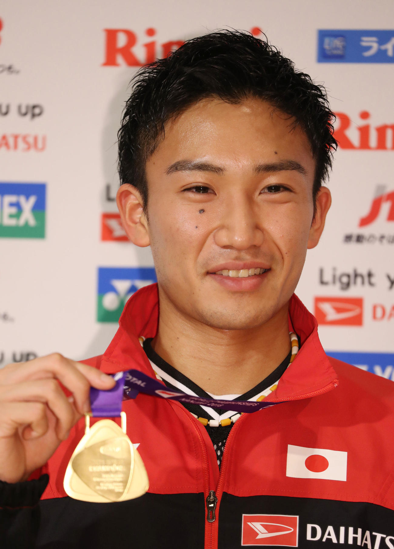 世界選手権の男子シングルスで優勝し、メダルを手に記念撮影する桃田（2018年）